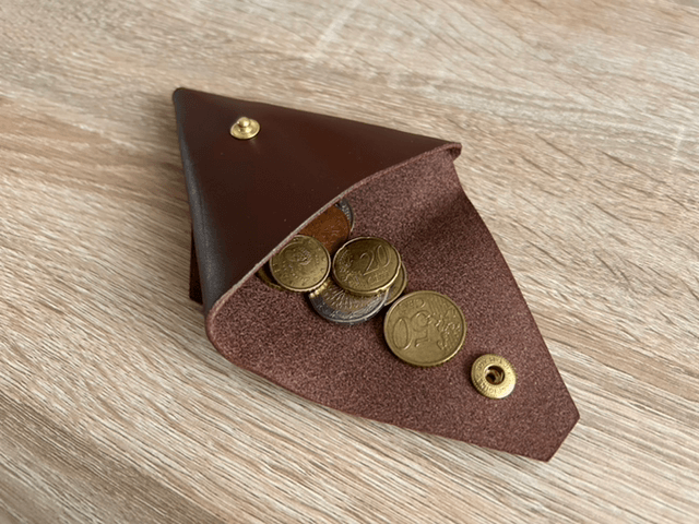 Porte monnaie triangulaire en cuir de bœuf/taureau - Le Sambosak (coloris “Chocolat”)